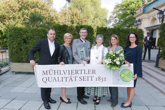OÖGKK-Obmann Maringer, OÖGKK-Direktorin Wesenauer, Vieböck-GF Johann Kobler mit Margit Schütz-Eibl und Simone Wakolbinger, Bettina Stadlmayr (OÖGKK).