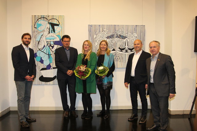 Die Künstlerin Marlene Voves (M.) beleuchtet Systeme der Gegenwart.