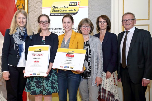Landesrätin Christine Haberlander, Arbeitskreisleiterin Bettina Kreutzinger, Barbara Mandorfer, Romana Achathaler, Regionalbetreuerin Andrea Schaden und Adlwangs Bürgermeister Karl Mayr (v. li.).