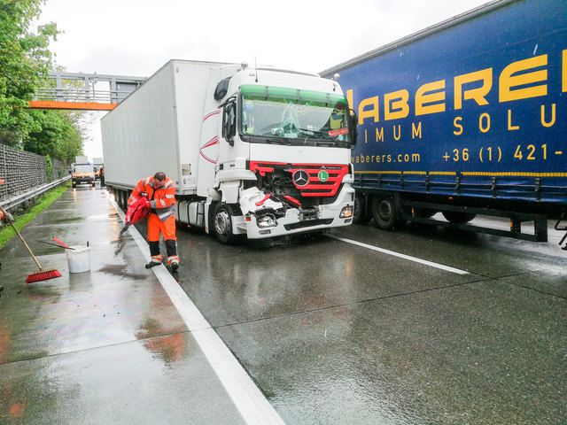 Laut ersten Informationen gibt es keine Verletzen, ein LKW ist nicht mehr Fahrbereit und muss nun abgeschleppt werden