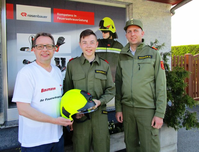 Gebhard Baumann (li.) überreichte gemeinsam mit ABI Alexander Wagner dem "Helden von Großpetersdorf" Florian Wagner den neuen Helm.