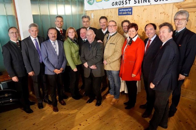 Bürgermeister Johann Nagl, LAbg. Hermann Hauer, NR Bürgermeister Hans Rädler, ÖAAB Generalsekretär Karl Nehammer, NÖAAB Landesgeschäftsführerin Bundesrätin Sandra Kern, Teil-Bez. Obmann Alfred Brandstätter, FCG-Generalsekretär Andreas Gjecaj, Johann Reiterer, FCG-vida Bundessekretär Friedrich Pöltl, FCG-Bez. Vorsitzender Stadtrat Christian Gruber, Pfarrer Mag. Helmut Gschaider, Teil-Bez. Obfrau Traude Lukas, Vizepräsident AKNÖ Franz Hemm, FCG-NÖ Landessekretär Mag. Martin Pohnitzer, Anton Reithofer. | Foto: NÖAAB