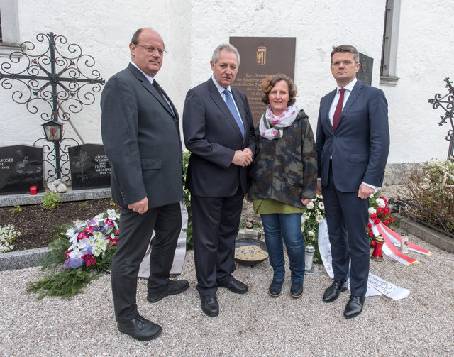 Bürgermeister Ägidius Exenberger, Landtagspräsident Sigl, Susanne Lammer (Leiterin der Gedenkinitiative Spital am Pyhrin) und der polnische Botschafter Artur Lorkowski (von links).