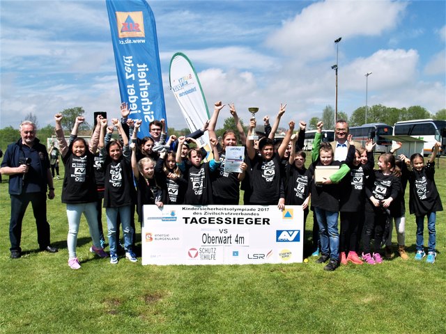 Bezirksstellenverantwortlicher Walter Hofer, Klassenlehrerin Eva Szabo und Bgm. Daniel Ziniel, Badersdorf (teilweise verdeckt), BZSV-Vizepräsident Bgm. Norbert Sulyok mit der siegreichen Klasse