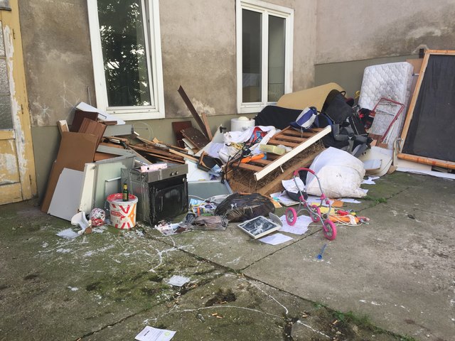 Zurückgelassener Krempel stapelt sich im Hof - Beschwerden verhallten oft ungehört, sagen die Mieter.
