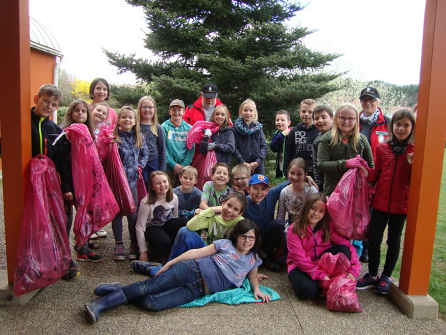 Die Kinder und Lehrer der Volksschule St. Peter im Sulmtal waren mit Amalia und Bernd Kohlfürst von der Berg- und Naturwacht Schwanberg unterwegs.
