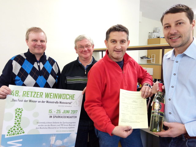 Obmann Ludwig Hofbauer, Christian Gerstorfer, Leopold Wurst und Andreas Burgstaller bei der Übernahme der Proben. Foto: Bezirksweinbauverband