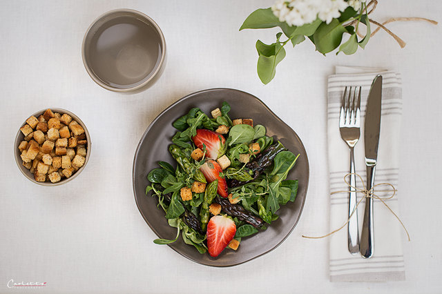 Frisch: Spargel-Erdbeer-Salat | Foto: Carletto Photography