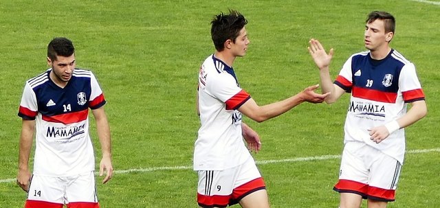 Michi Fritz (M.) traf für den DUSV Loipersdorf gleich zweimal. Es gratulierten Mario Kreso (l.) und Freistoßschütze Dominik Hirt.