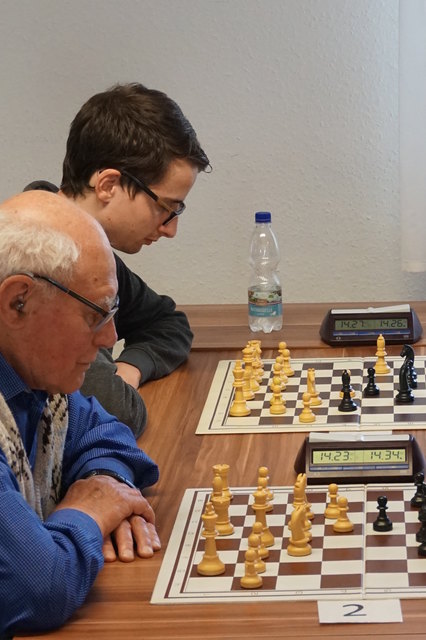 Peter Grasser und Bernhard Müller bei einem Schnellschachturnier