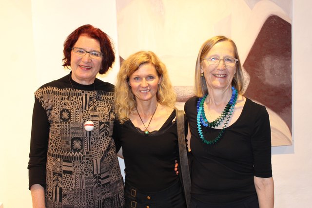Porzellankünstlerin Heide Nonnenmacher, Malerin Erika Isser-Mangeng (Leiterin der Tiroler Kunstakademie der VHS Innsbruck), Kuratorin Anna Maria Achatz (Malerin)
