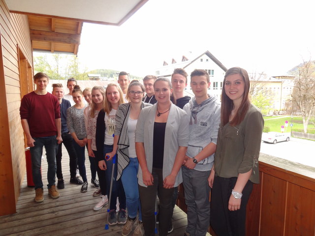 TeilnehmerInnen der Lehre mit Matura mit ihrer Englisch-Trainerin Adela Kozanek