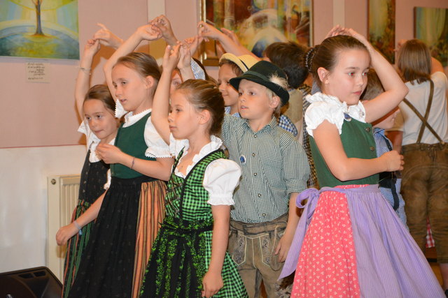 Tanzend in den Mai: Beim diesjährigen Maisingen im Ilzer Kulturhaus hatten auch die Kinder des Volksschul-Chores ihren großen Auftritt.