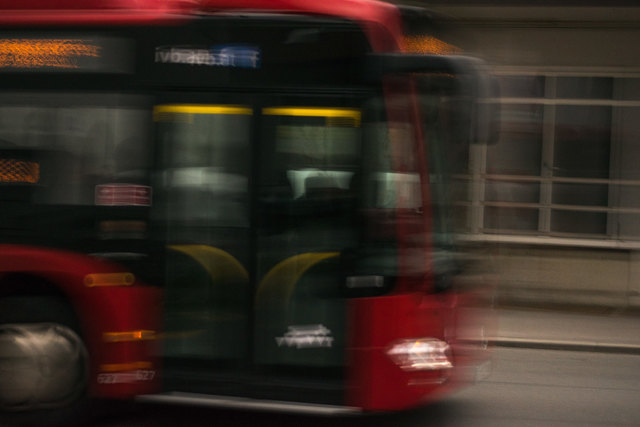 Mit gefühlter Lichtgeschwindigkeit düsen die IVB-Busse durch die Stadt.