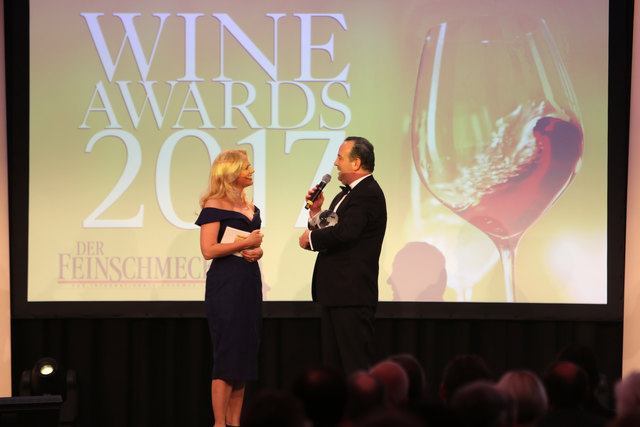 Barbara Schöneberger überreicht Winzer Gerhard Kracher den Wine Award für den Winzer des Jahres 2017