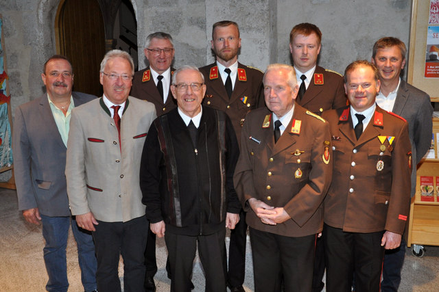 Die verantwortlichen Vertreter von Gemeinde, Pfarre und den Feuerwehren bei der gemeinsamen Kirchhamer Florianifeier in der neuen Pfarrkirche.