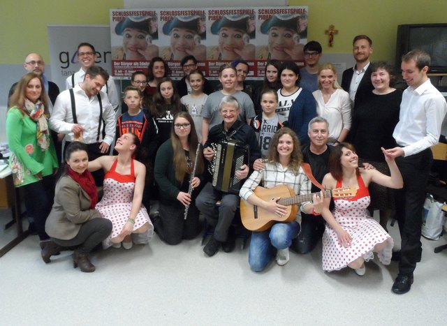 Schüler aus vier neuen Schulen kamen zu den Schlossfestspielen Piber dazu.
