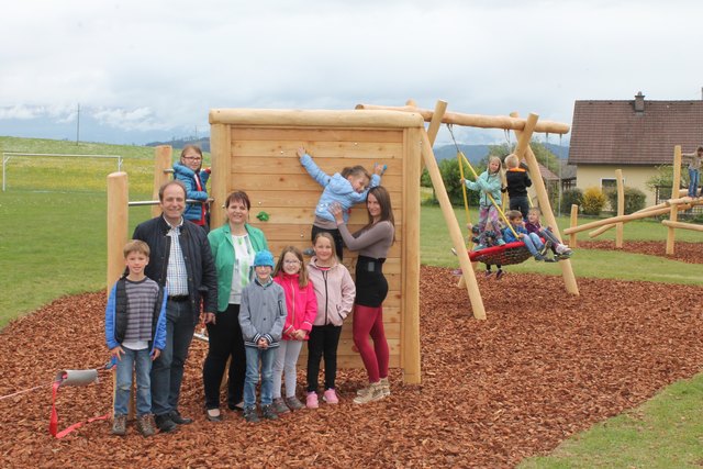 Bürgermeister Harald Jannach, Volksschul-Direktorin Silvia Torta und Sabine Urbanz, Leiterin der schulischen Nachmittagsbetreuung, mit den Kindern am neuen Spielplatz in Obermühlbach