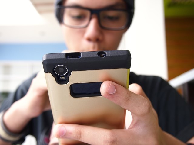 Wer ständig aufs Handy starrt, riskiert Kurzsichtigkeit.