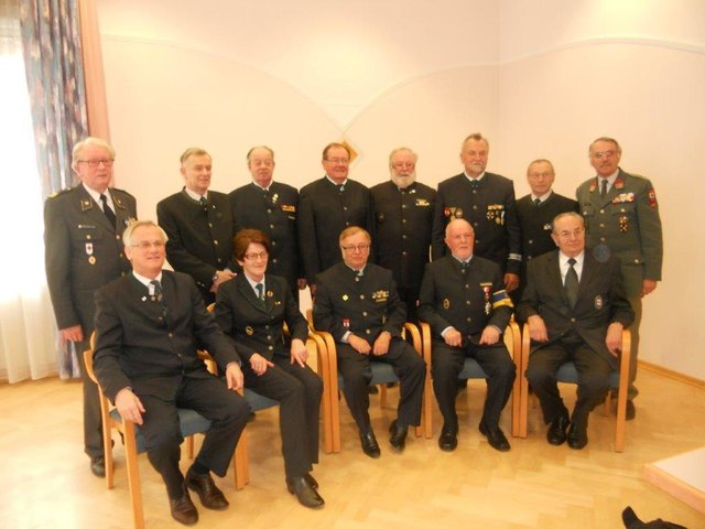 ORR Josef Zimmermann, Ernst Starkl, Erwin Riegler, Franz Zlabinger, Erwin Dangl, Franz Mayer, Erwin Deimel, Karlheinz Piringer
sitzend: Erwin Altschach, Brigitta Wiesinger, Edwin Miksche, Leopold Wiesinger, Willi Sauer