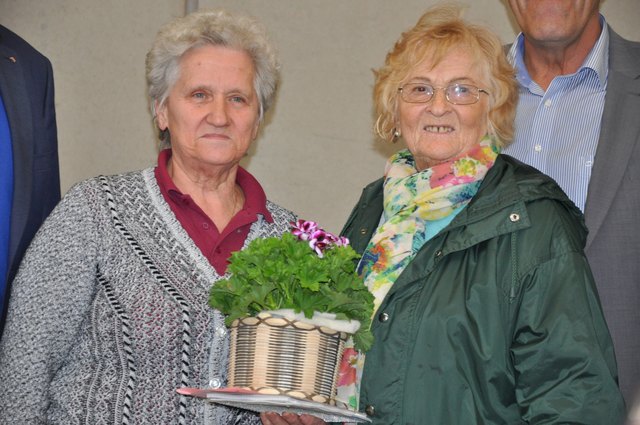 Obfrau Frieda Traunmüller mit der ältesten Teilnehmerin Franziska Zajka.