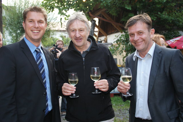 Bgm. Christian Härting (links) und Markus Völlenklee (rechts) freuen sich über ein tolles Rahmenprogramm der Tiroler Volksschauspiele, unter anderem mit Georg Ringsgwandl und Dr. Kurt Ostbahn.