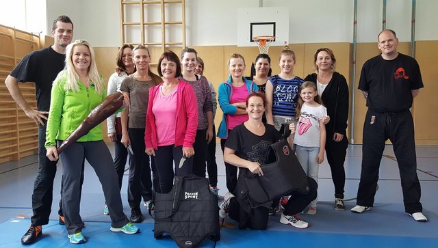 Gemeinderätin Heike Böhm (2. v. re.) sowie die Kursteilnehmerinnen und die Trainer von der Selbstverteidigungsschule in Linz in der Volksschule in KematenF