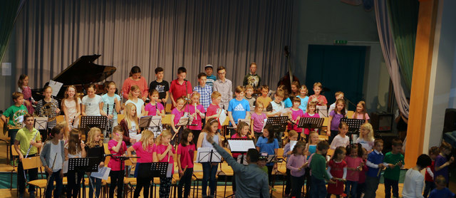 Die Nachwuchsmusiker der Musikschule Eggersdorf bekamen für ihren Auftritt stürmischen Applaus. | Foto: Renate Friedl