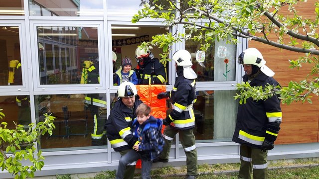 Die Einsatzkräfte der FF Guntersdorf bei der Rettung der Kinder aus Volksschule und Kindergarten.                                           Foto: FFD Guntersdorf