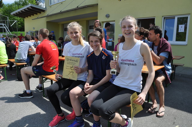 Carina Vögele, Marlon Kopriva und Franziska Nagler bei ihrer verdienten Pause beim Hobby-Lauf.