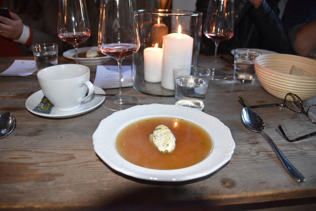 Zum zweiten Gang gab es eine Kitz-Consommé mit Bärlauch-Topfen Nockerl und Spargeltartar.