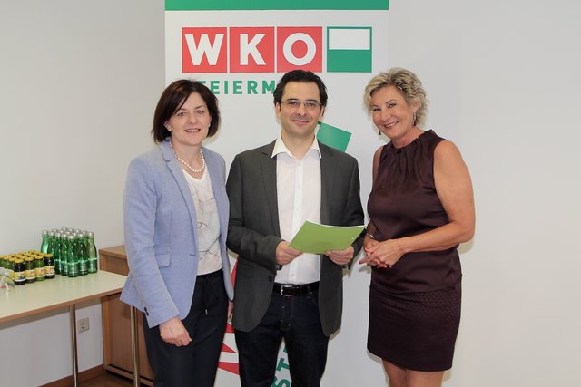 Christine Mathä (l.) und Evelyn Handler freuten sich Oberarzt Christian Schuster als Referenten begrüßen zu können.