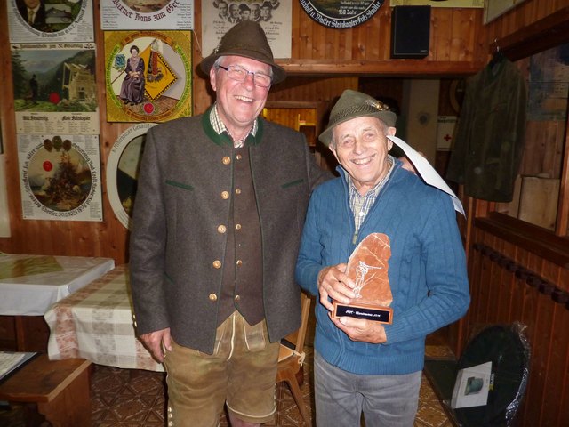 Der Gewinner des Wanderpreises war Gottfried Steininger (re.) hier mit Oberschützenmeister Günter Kaube.
