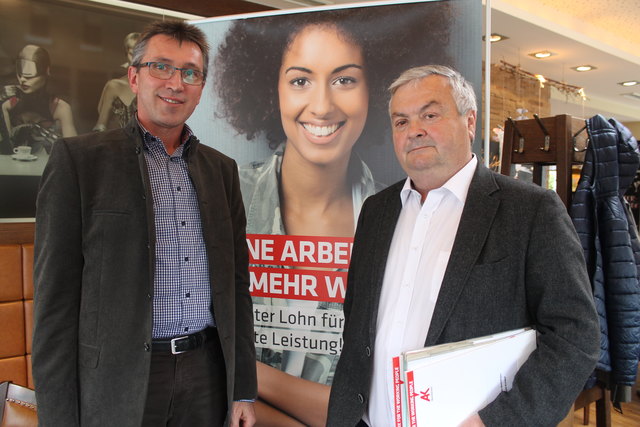 AK-Präsident Johann Kalliauer (re.) mit Bezirksstellenleiter Hannes Stockhammer präsentierten die Leistungsbilanz.