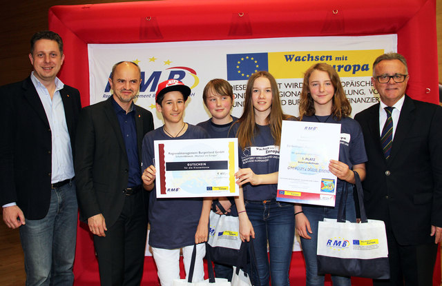 So sehen Sieger aus - LH Hans Niessl, LR Alexander Petschnig und LSR-Präs. Heinz Josef Zitz gratulieren den Schülern Lara Grasich, Michaela Kiss, Martin Minarovic und Sebastian Ehard vom Gymnasium der Diözese Eisenstadt zum Landestitel
