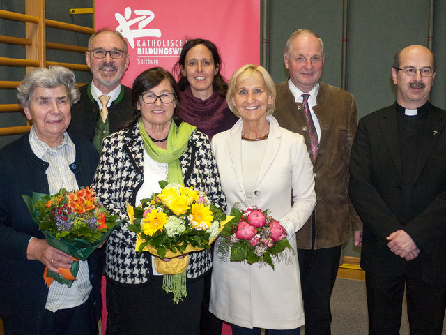 Marianne Mann, Andreas Gutenthaler, Anni Brandner, Mag. Christine Sablatnig (Regionalbegleiterin Katholisches Bildungswerk Salzburg), Sonja Ottenbacher, Bürgermeister Rupert Bergmüller und Ambros Ganitzer (v.l.). | Foto: Katholisches Bildungswerk Salzburg