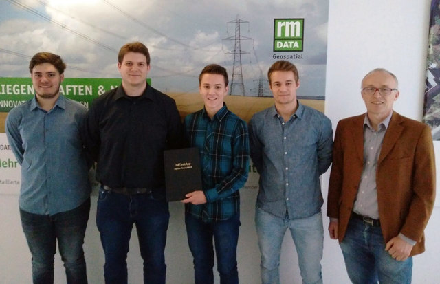 Lukas Eberhardt, Andreas Jusits von rmDATA, Sebastian Heil, Markus Kamper und Betreuer Mag. Heinz Bundschuh (v.l.) bei der Übergabe der Diplomarbeit