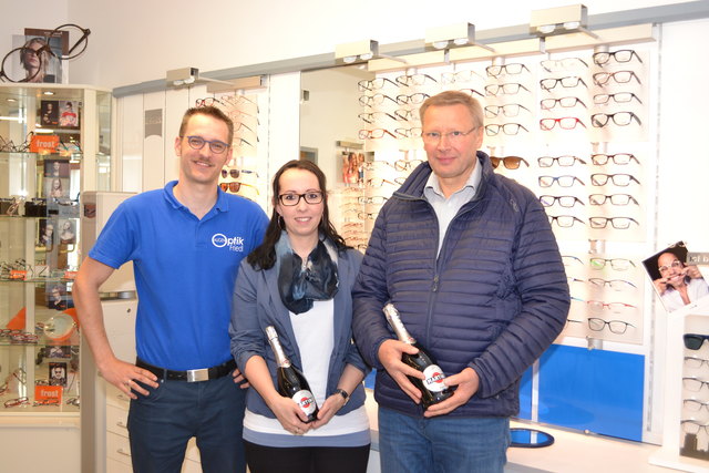 Optikmeister Benjamin Friedl gratulierte den glücklichen Gewinnern, Melanie Kaufmann und Willi Klement, die sich über die neue optische Brille sehr freuten.
