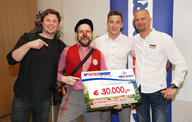 Franz Pachleitner, Franz Rettenbacher und Lars Heitmann von Intersport Pachleitner in Hinterstoder übergeben den Spendenscheck.