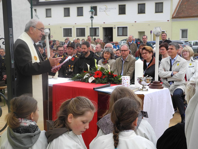Pater Silvio Crosina hielt die Florianimesse – hinter dem Altar lauschten man die Vertreter der Stadt Schwechat den Worten des Geistlichen: (v.l.n.r) Stradtrat Simon Jahn, Vizebürgermeisterin Brigitte Krenn, Stadtrat Christian Habisohn und Bürgermeisterin Karin Baier.