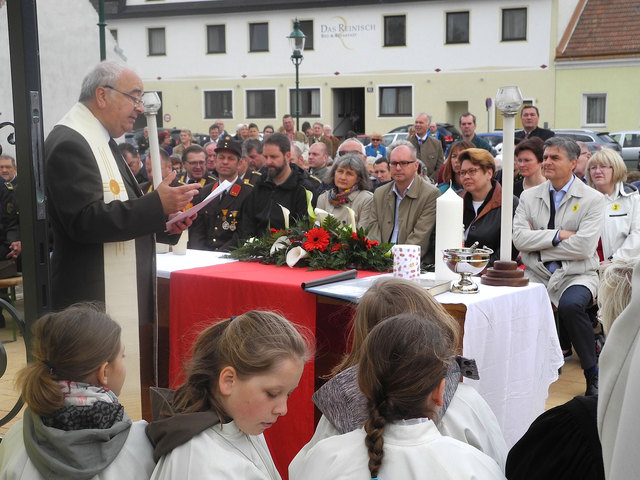 Pater Silvio Crosina hielt die Florianimesse – hinter dem Altar lauschten man die Vertreter der Stadt Schwechat den Worten des Geistlichen: (v.l.n.r) Stradtrat Simon Jahn, Vizebürgermeisterin Brigitte Krenn, Stadtrat Christian Habisohn und Bürgermeisterin Karin Baier. | Foto: Dejan Mladenov