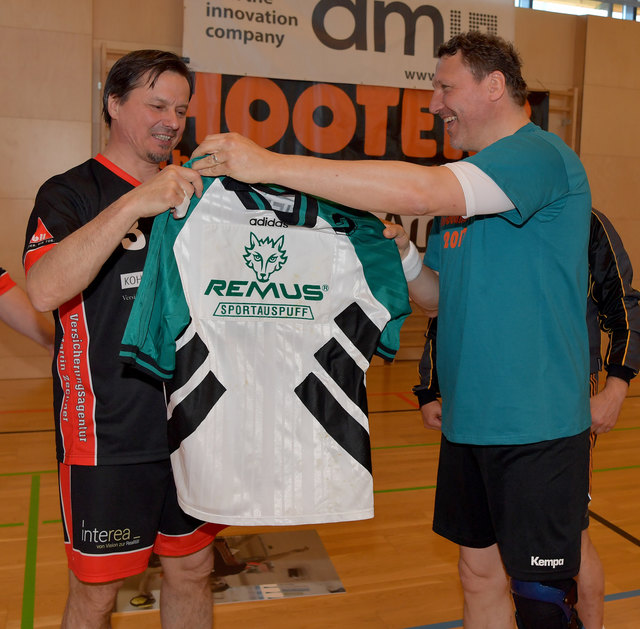 Hermann "Zimbo" Zimmermann tritt von der Handball-Bühne ab, dafür gab's ein Geschenk von Landessportkoordinator Didi Peißl