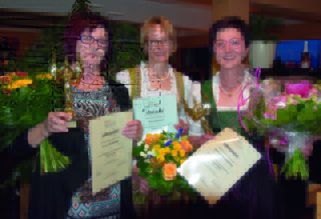 Die drei Tagesmütter Bianca Bauhofer (Radfeld, 20 Jahre als Tagesmutter tätig), Erna Widmann (Kramsach, 20 Jahre Tagesmutter tätig) und Anni Sammer (Bad Häring, 15 Jahre als Tagesmutter tätig) mit Victoria-Awards und Geschenken.