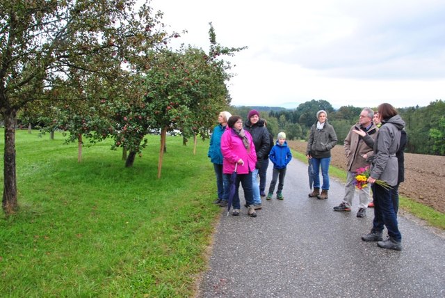 In Taiskirchen werden bei einer Wanderung lokale Lebensmittelproduzenten besucht.