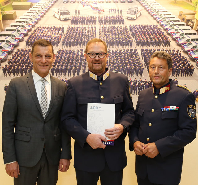 v.l.: Landespolizeidirektor Mag. Helmut Tomac, KontrInsp. Robert Wehrmeister und der Bezirkspolizeikommandant von Reutte Obstlt. Egon Lorenz.