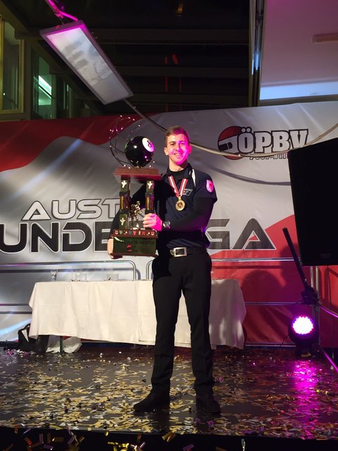 Thomas Knittel mit der Meistertrophäe.