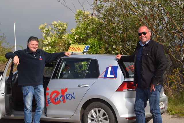 Fahrlehrer Manfred Strohmayer-Pfeifer mit Transportunternehmer Gerald Baker aus Gars.