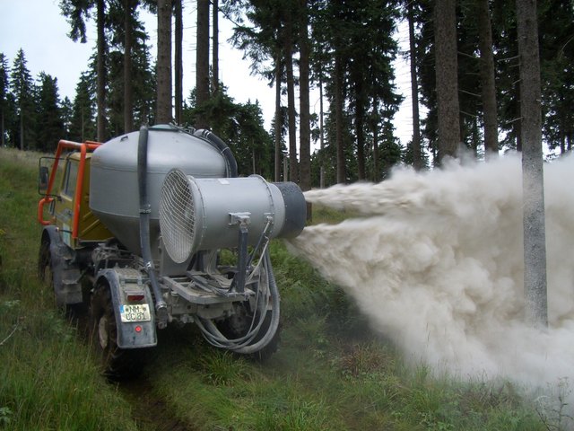 Fein vermahlener Kalk hilft dem Waldboden wieder einen Teil jener Nährstoffe zurückzuerhalten, die er durch die jahrhundertelange Streunutzung, aber auch durch den sauren Regen verloren hat.