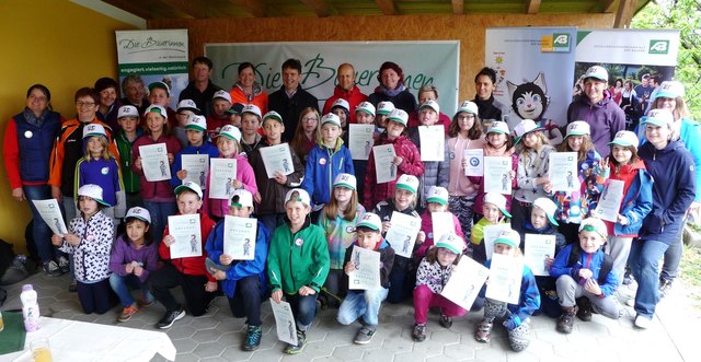 Die 3. Klassen der Volksschule Ligist absolvierten ihren Sicherheitstag am Bauernhof der Familie Klöckl. | Foto: Große schützen Kleine