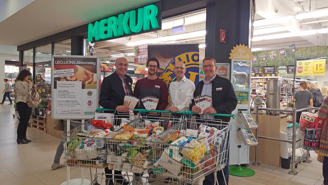 Mitglieder des Lions Club Bruck sammelten haltbare Lebensmittel für bedürftige Familien.